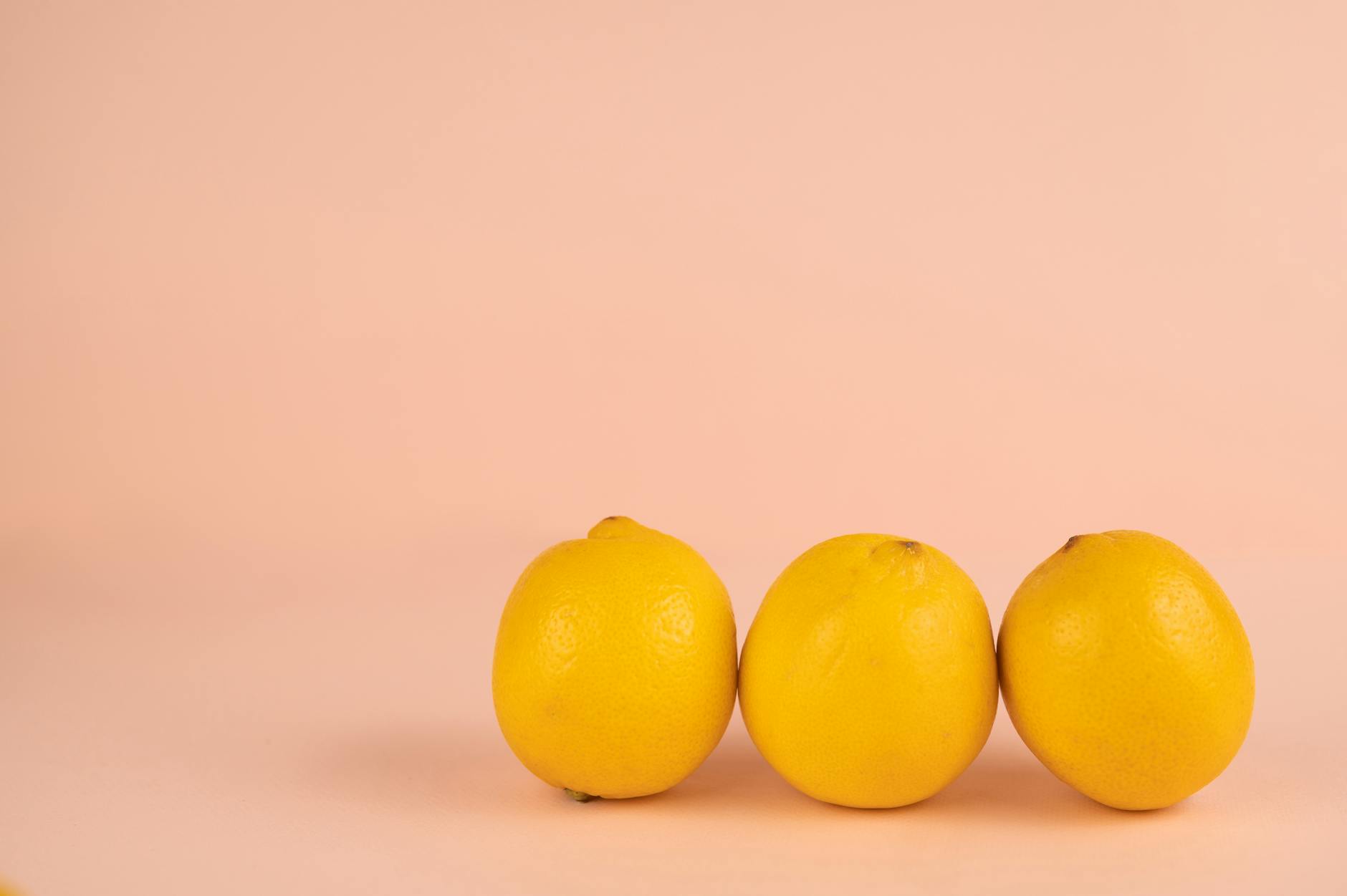 Bright lemons arranged on a pastel background symbolizing freshness and clarity during pregnancy